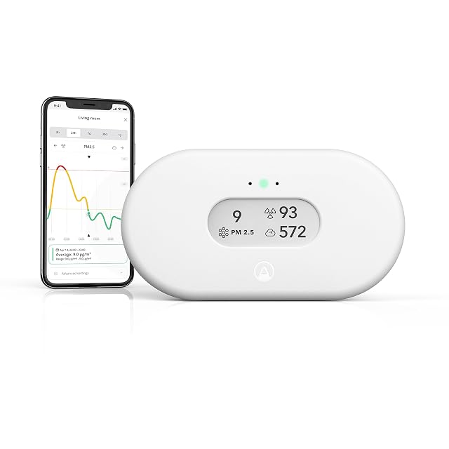 Moniteur de qualité de l'air Airthings View Plus avec écran e-ink sur une étagère